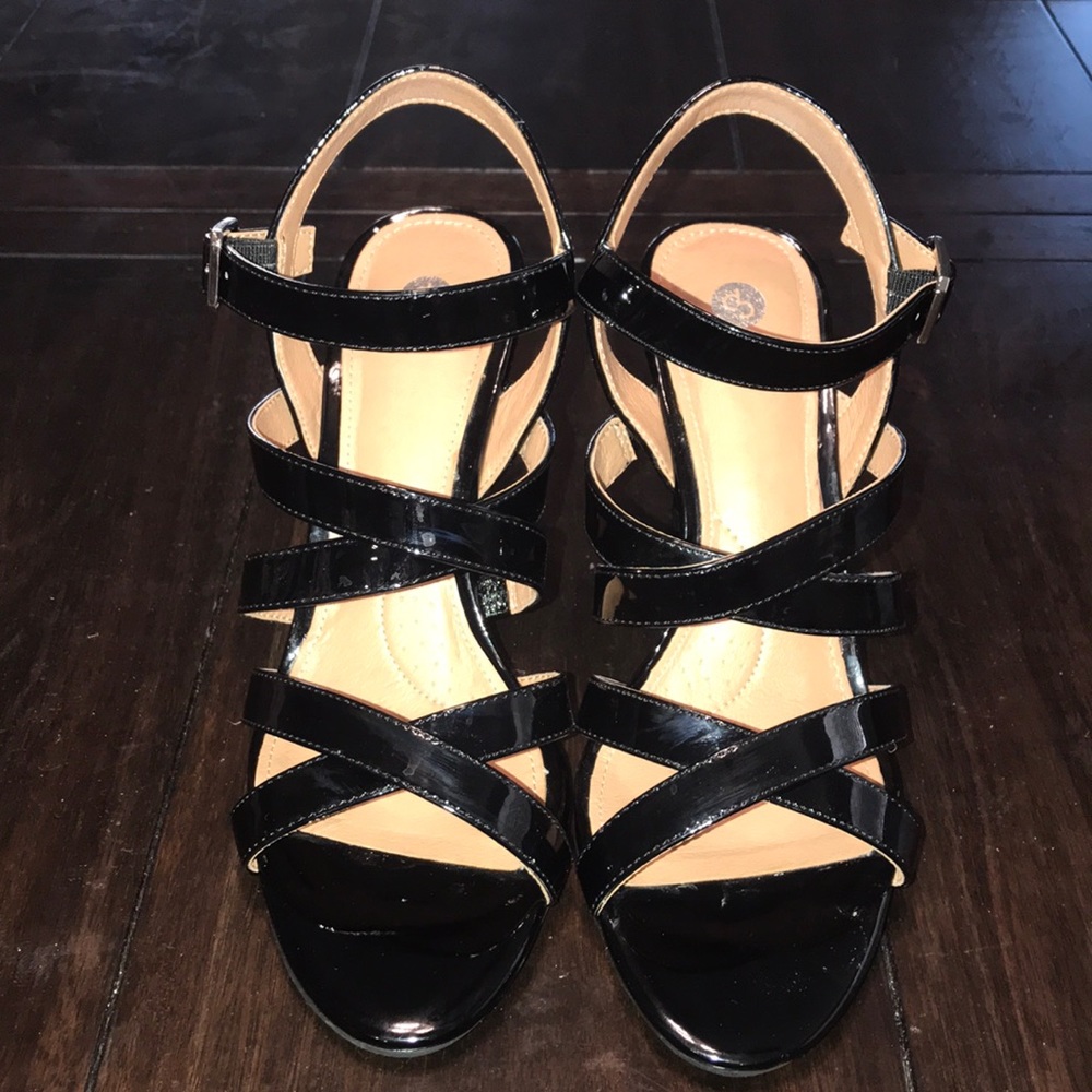 Comfortable strappy patent leather shoes